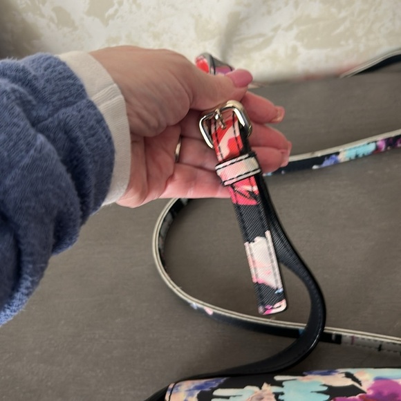 Kate Spade Carsen Laurel Way Printed Crossbody Bag WKRU4141 BLURRY FLORAL - Picture 3 of 5